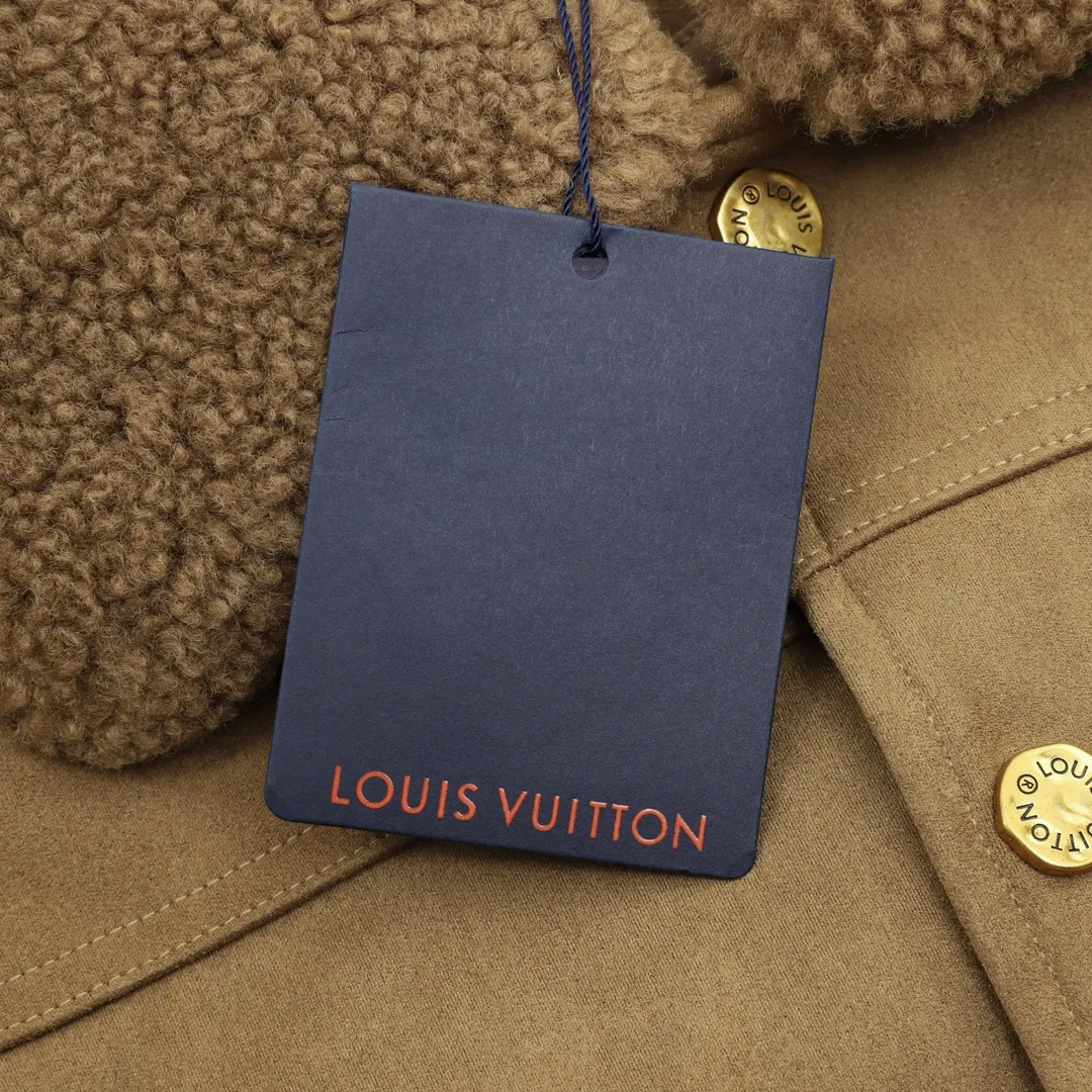 🅿️570 Louis Vuitton/Louis Vuitton embossed embossed fur collar denim jacket Originally purchased for 26,800, the fabric is made of 7*7 count combed siro spinning and thickened 480g twill denim fabric. There are hidden engraved button closures under the front placket. Monogram element pockets are integrated into the front panel into the leisurely workwear silhouette. Jacquard details are aligned and embossed. The pattern is clear, and two sets of aluminum molds are made for the two embossing areas. A set of molds is made for each code according to the size of the embossing on the two sides of the front panel. After high-temperature pressing, each pattern is manually filled with silicone to prevent dents. The washing process uses a combination of multiple processes such as heavy fermentation, washing and frying, spraying maliu, etc. Classic denim lapel design, straight hem design, all accessories and zipper hardware are all customized in matching bronze and distressed colors, the lining is customized with patches, and the fur collar is a detachable high-quality sheep collar to achieve perfect consistency. Size: XS-L